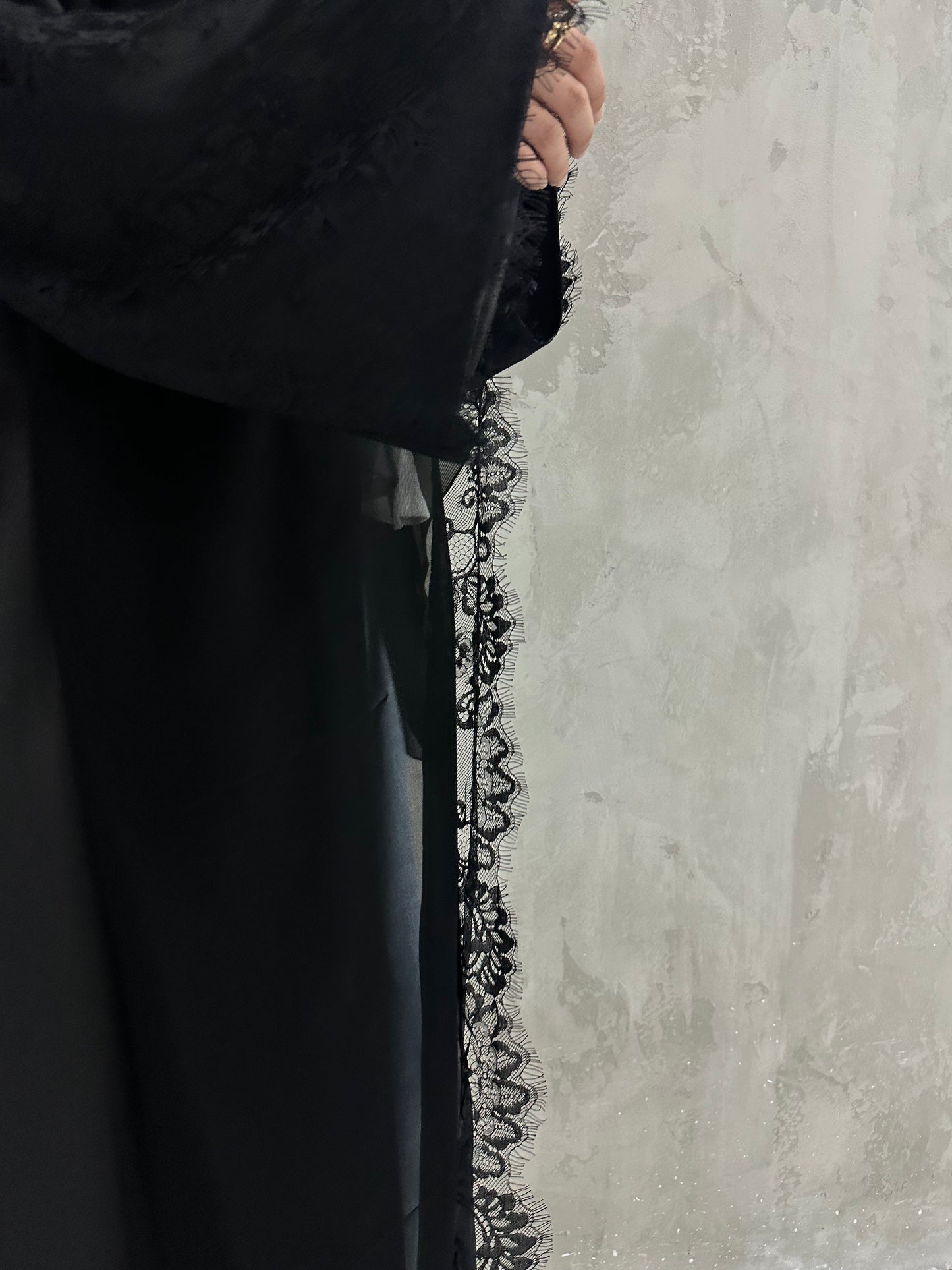 Lace abaya ( تسليم فوري ) !